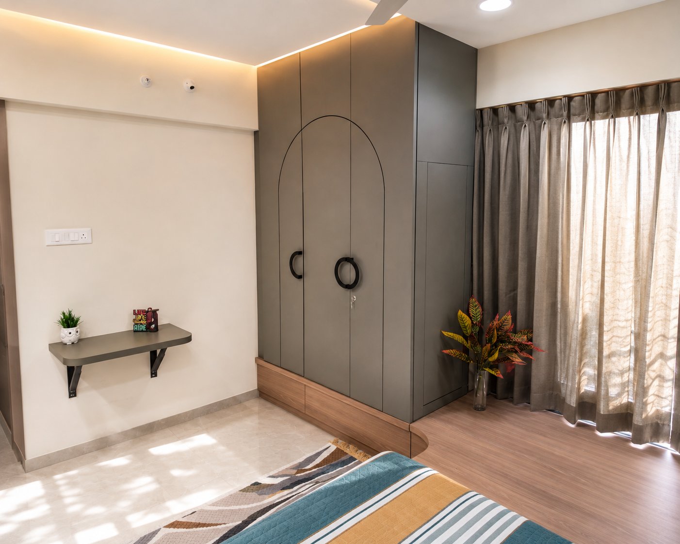 Guest bedroom, arched wardrobe